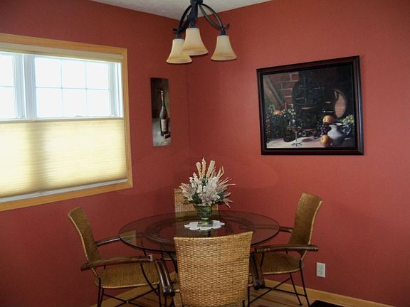 4th image of 1352 Lakeview Ct
