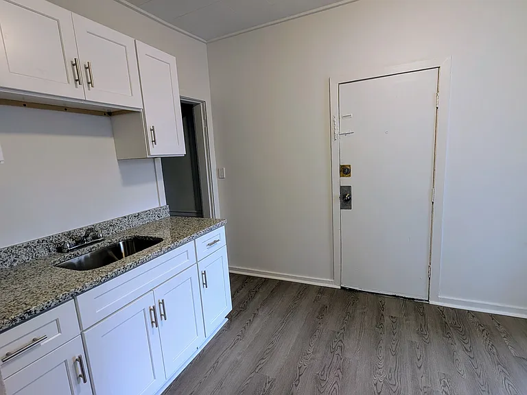 24 Coomes St #2R — Photo 1