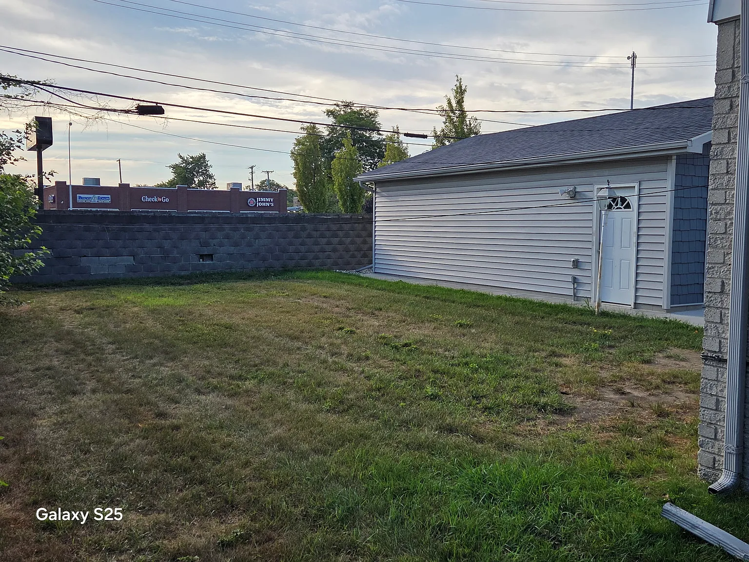 3 bed, 1.5 bath, 1037 sqft, $2,150 — Photo 2