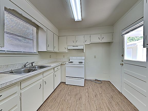 4th image of 8420 Whitney Dr