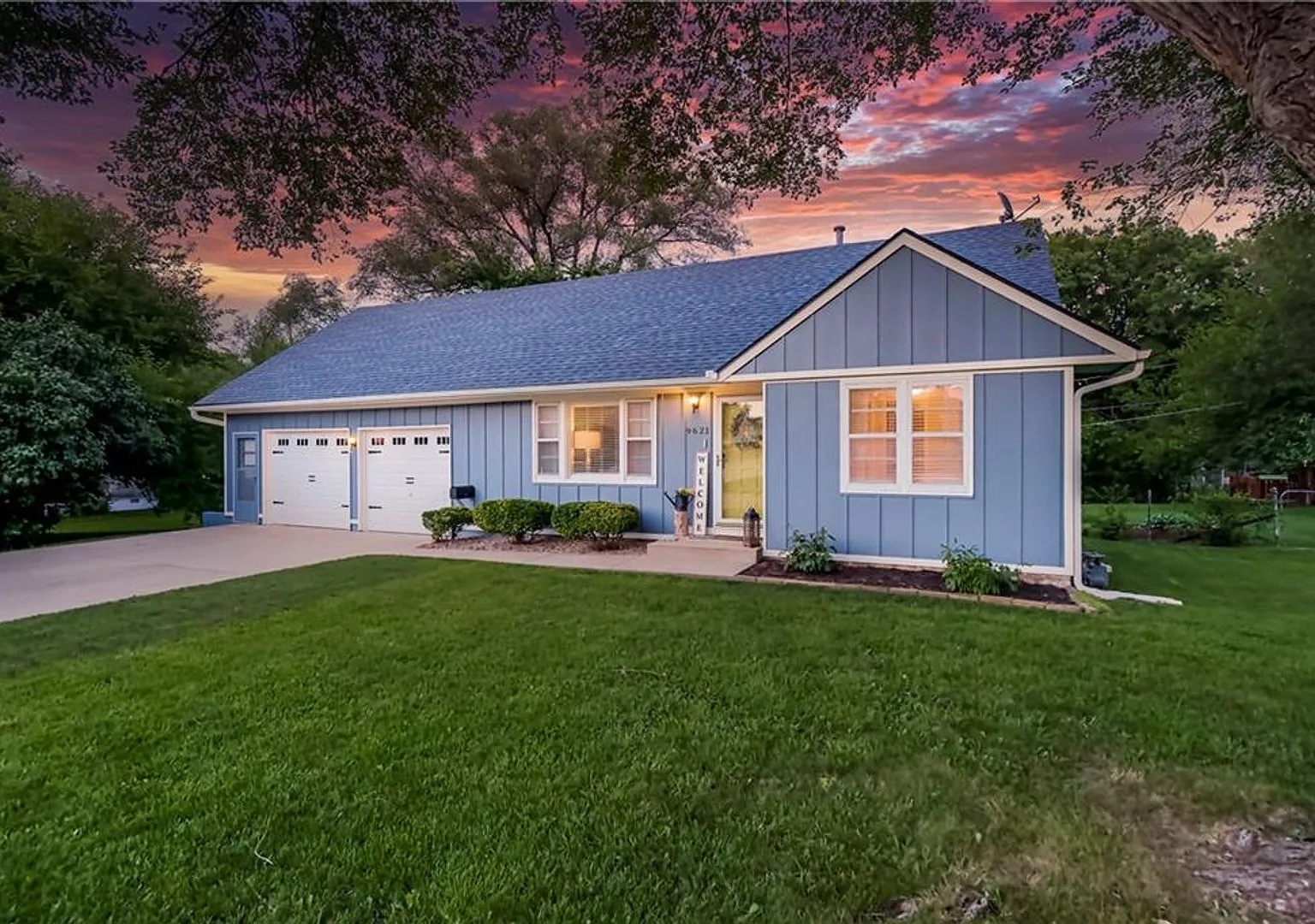 Coming Soon - Adorable Home In Lenexa — Photo 2