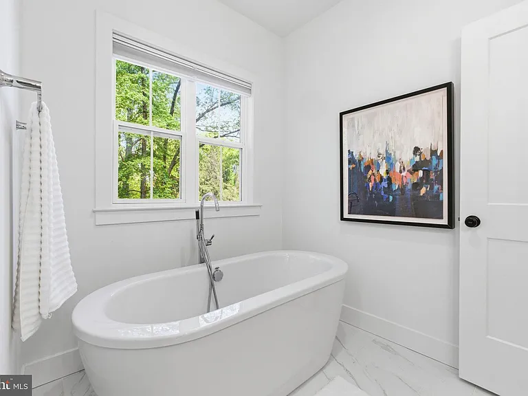 916 Waterview Dr — Photo 4