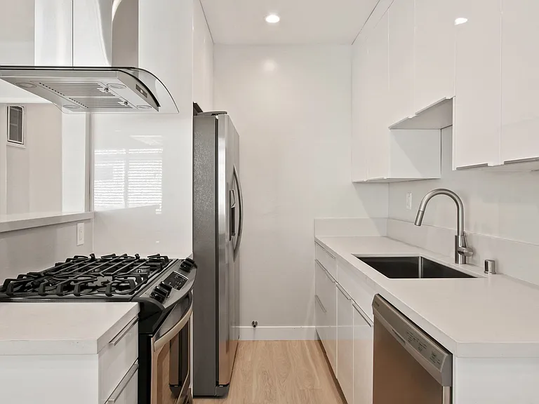 1451 Franklin St in Santa Monica! Steps to SM Blvd and near the Water Garden. — Photo 2