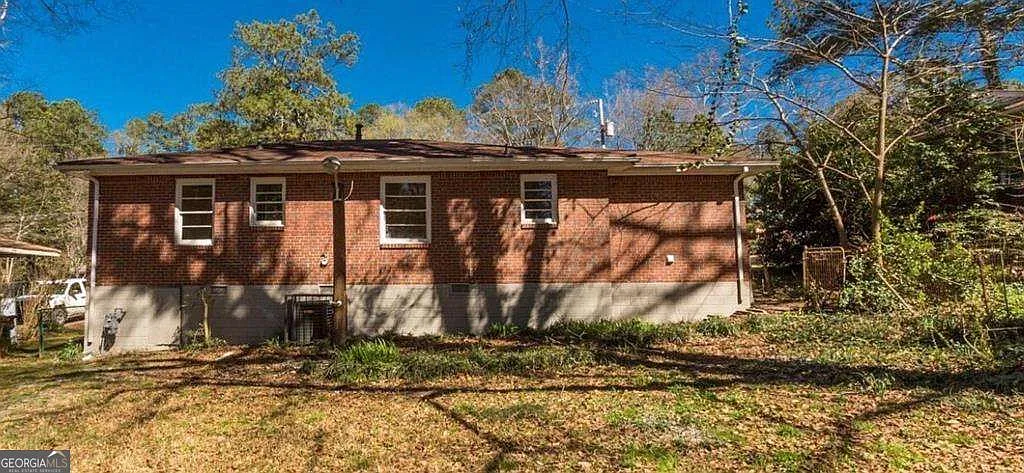3 bed, 1.0 bath, 1012 sqft, $1,695 — Photo 3