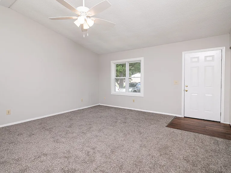 1104 Bryn Mawr Ave — Photo 3