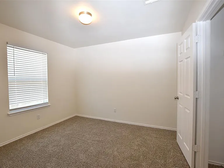 700 Bayberry Cir — Photo 7