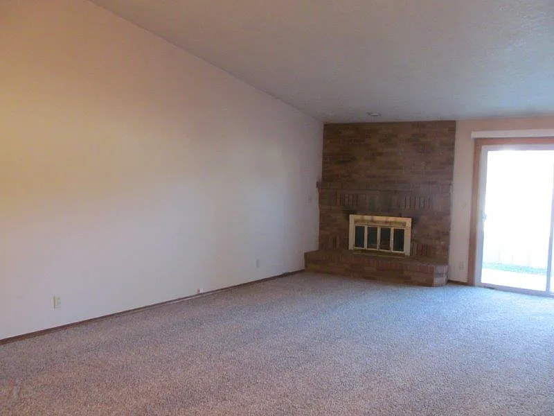 3 bed, 1300 sqft, $1,895 — Photo 2