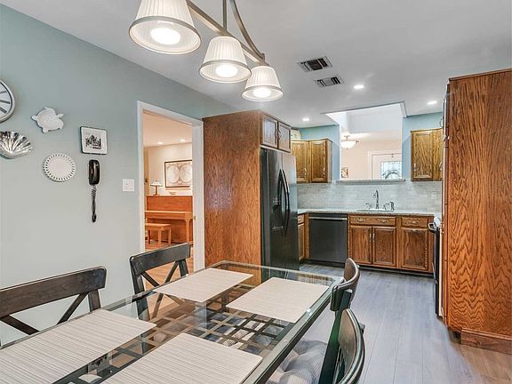 3rd image of 112 Sycamore Cir