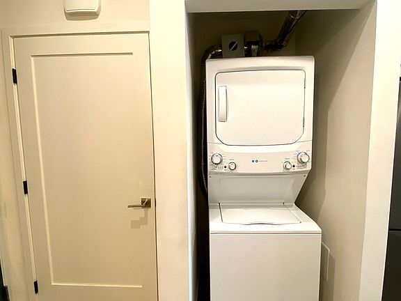 4th image of 3067 N Park Way #303