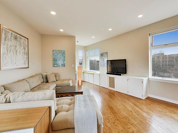 3rd image of 3741 N Wolcott Ave APT 13