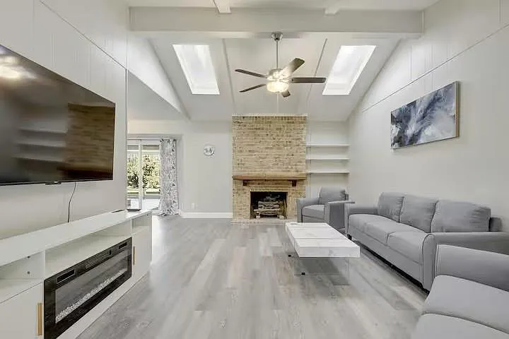 2700 Kerrybrook Ln — Photo 1