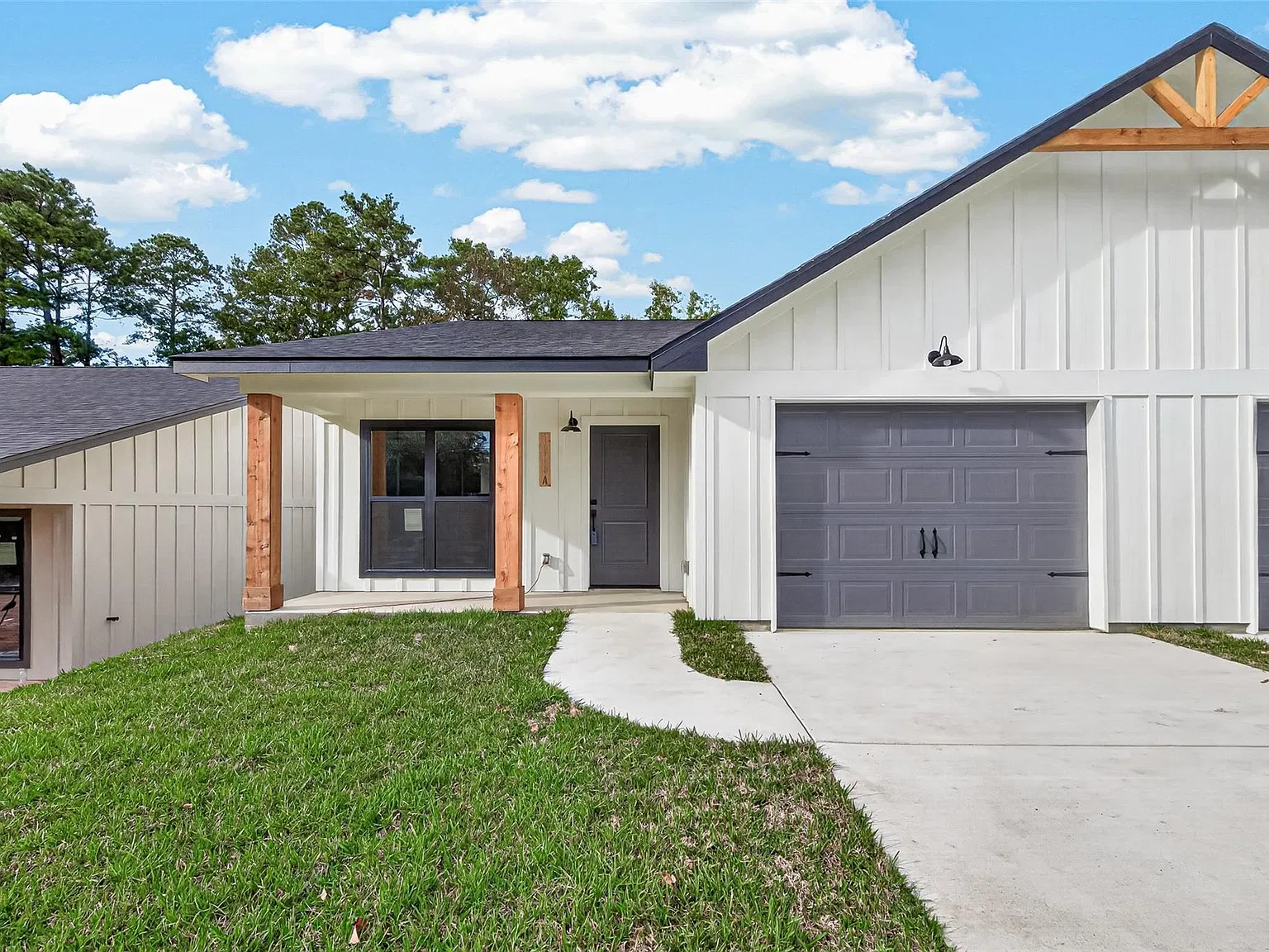1060 Mann Rd — Photo 2