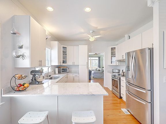 4th image of 819 Harbor Place Dr