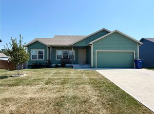 941 N Cottonwood Ct, Tonganoxie, KS 66086