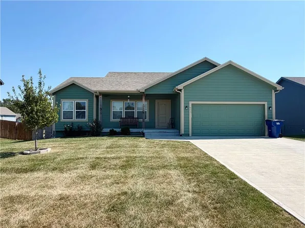 941 N Cottonwood Ct, Tonganoxie, KS 66086