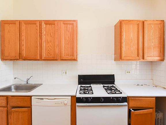 3rd image of 2441 W Sunnyside Ave #1
