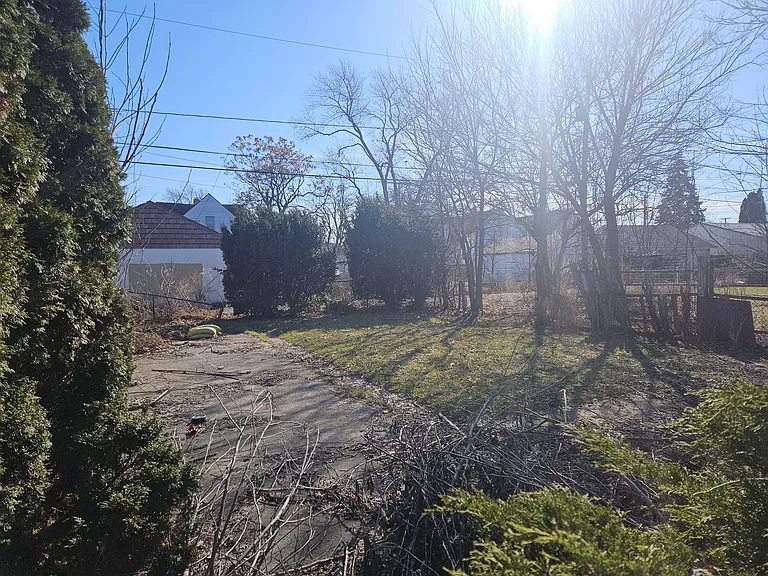 910 Woodward Ave — Photo 24