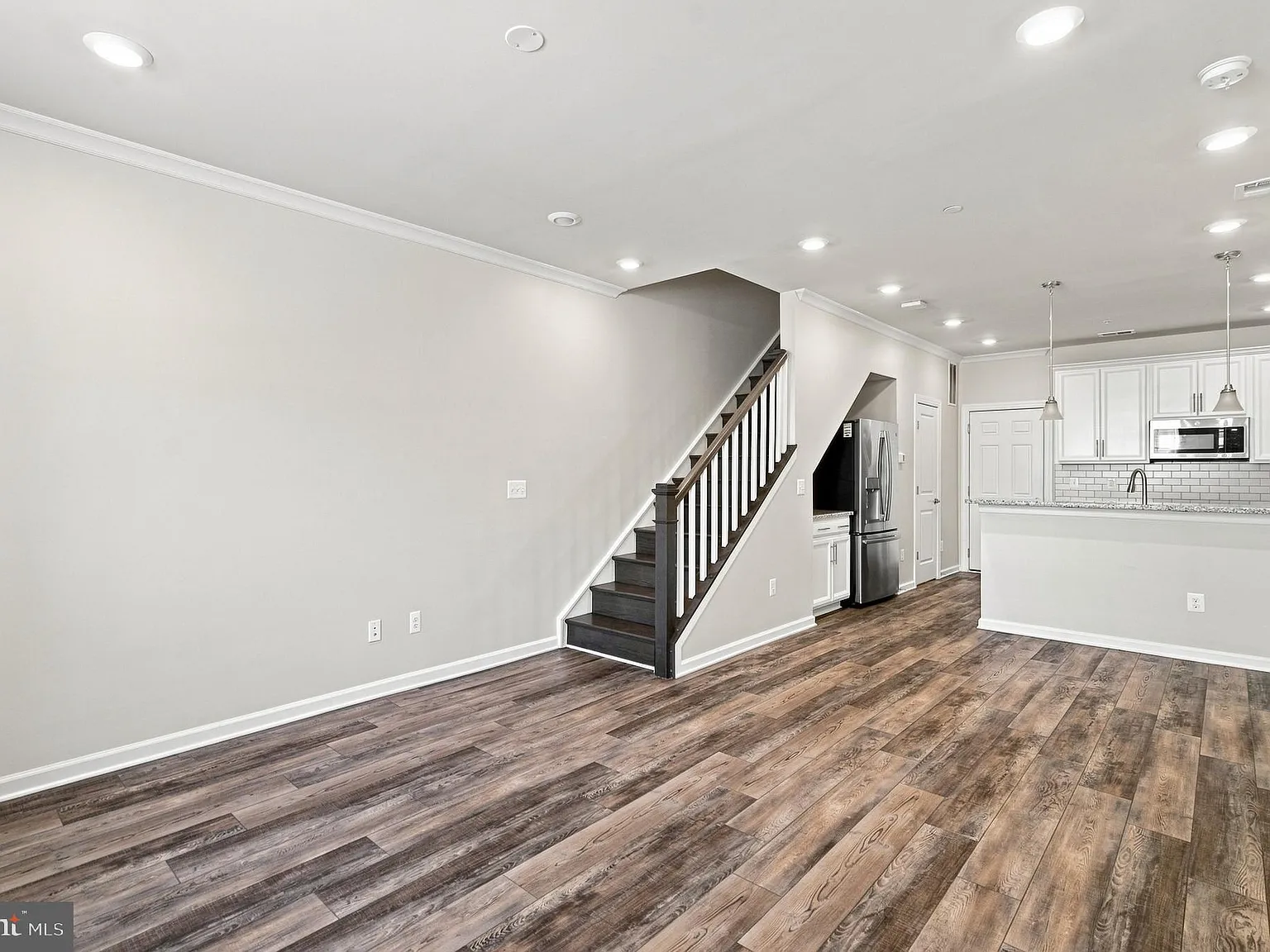 Kincora Land Bay D Condominium — Photo 2