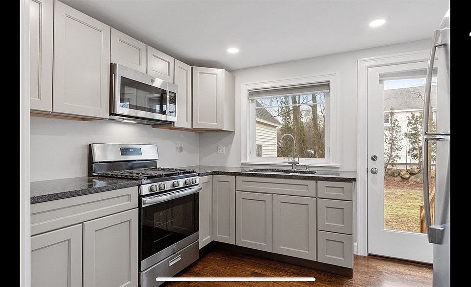Kitchen 10'6" x 8'7"