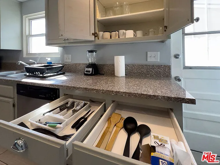 7858 Jamieson Ave — Photo 14