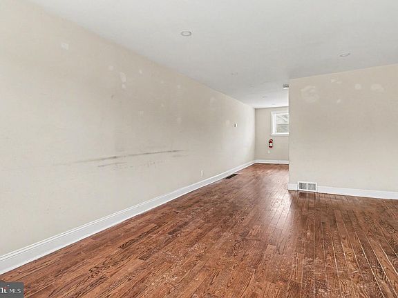 4th image of 798 Bennington Rd