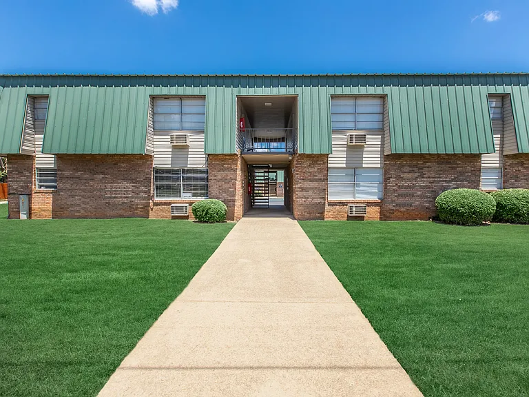 Sandlin Villas Apartments — Photo 24