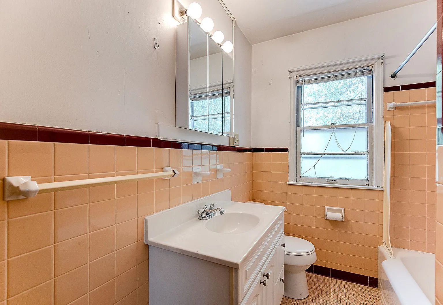 4 bed, $2,100 — Photo 4