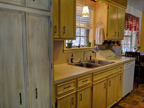 4th image of 902 Lorey Ln