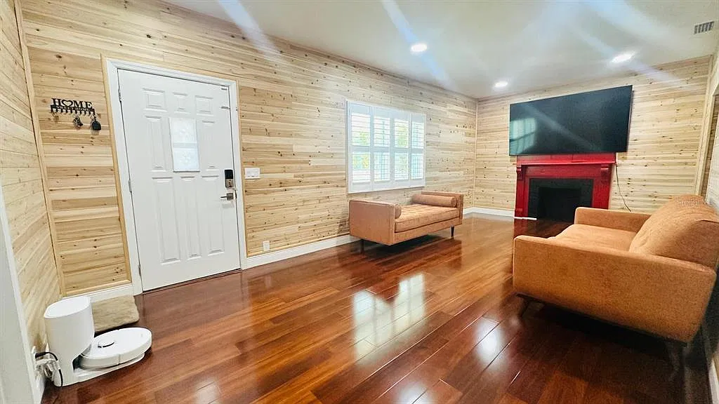 3 bed, 1.0 bath, 1537 sqft, $2,600 — Photo 3