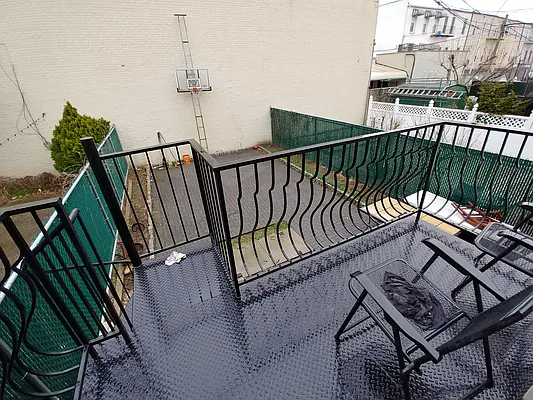 Rented by Halvatzis Realty | media 6