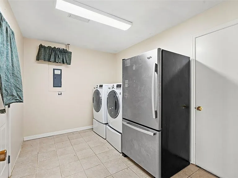 345 Bailey St — Photo 21