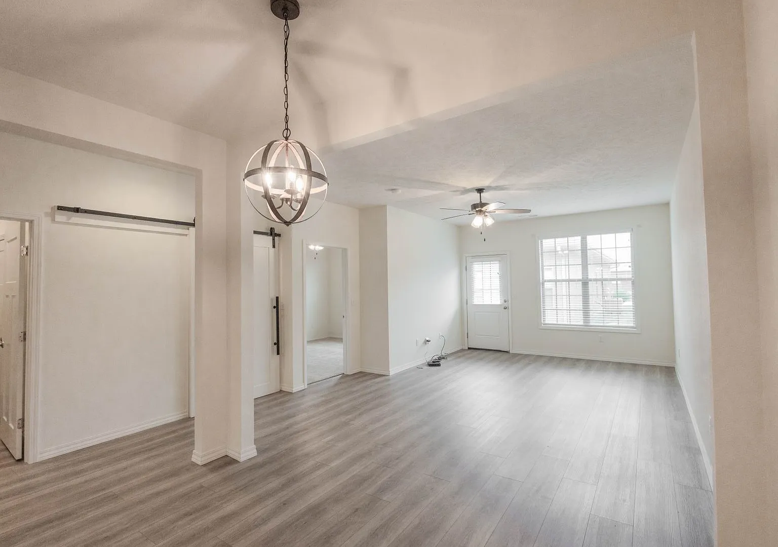New Luxury 2 Bed 2 Bath 1 Car Garage Duplex — Photo 3
