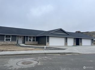 900 N Newport Loop, East Wenatchee, WA
