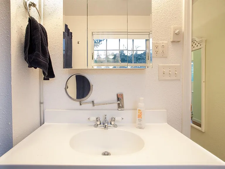 4821 SW 31st Dr — Photo 7