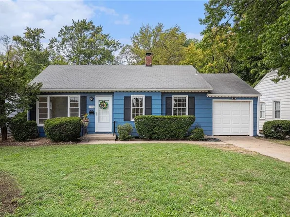 8330 Summit St, Kansas City, MO 64114