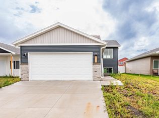 6718 68th St S, Horace, ND 58047