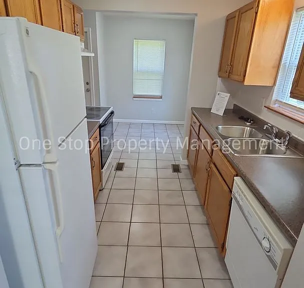 606 S Fairview Ave — Photo 7