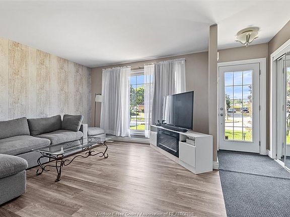 2nd image of 2935 Granby Cres