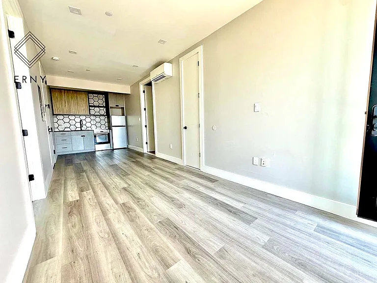 1565 New York Ave #5E — Photo 3