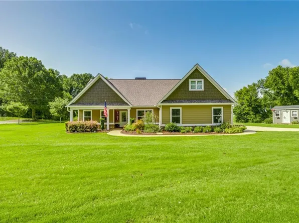 37 Mountain Creek Dr, Pendergrass, GA 30567