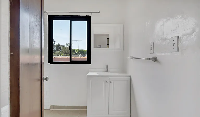 2270 N Beachwood Dr #21 — Photo 11