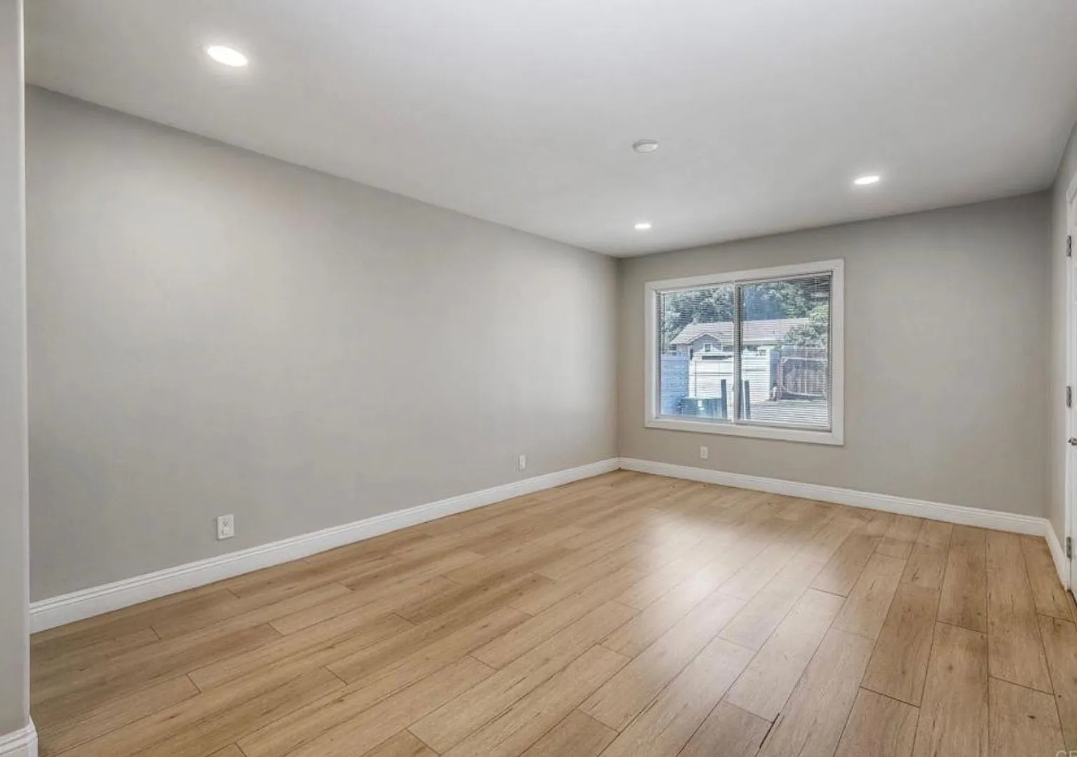 Available Now! Stunning Fully Remodeled 4-Bedroom / 2- Bath Duplex home in Spring Valley — Photo 3