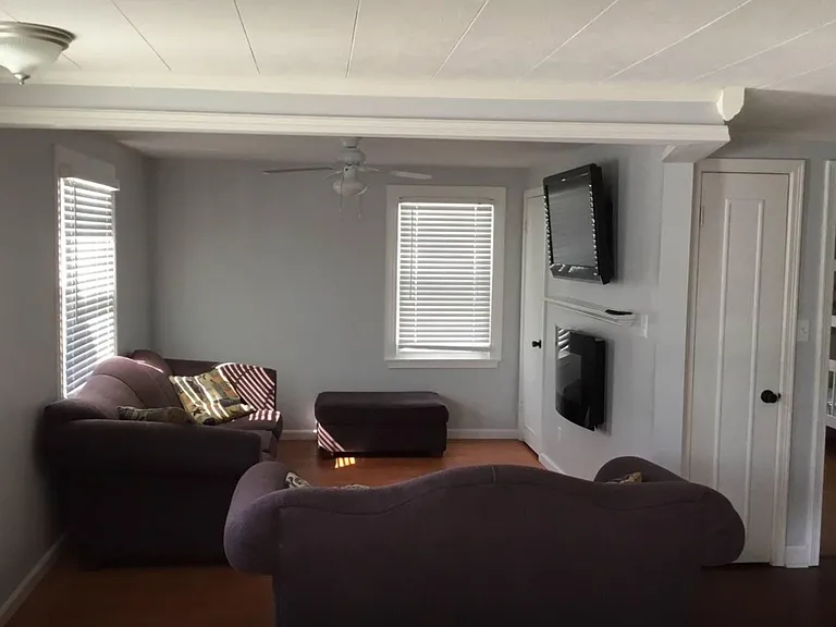 204 Thorncliff Rd — Photo 2