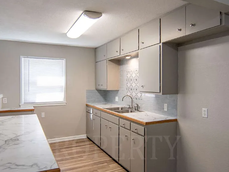 608 Waverly Way — Photo 11