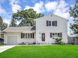 1033 Carll Dr, Bay Shore, NY 11706