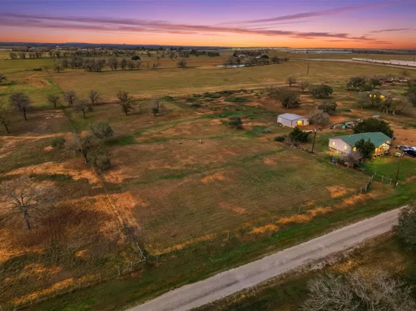 3 Oak St, Gonzales, TX 78629