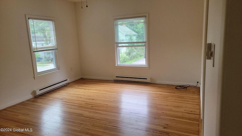 4th image of 137 Bay Street