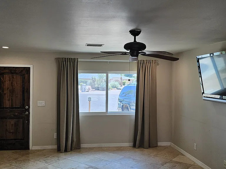 236 W Waltann Ln — Photo 3