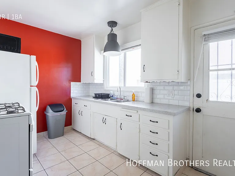 12423 1/2 Chandler Blvd — Photo 4