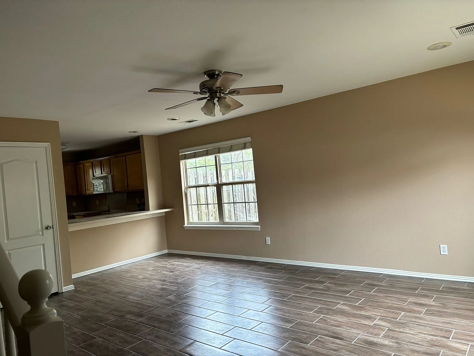 3 bed, 2.5 bath, 1225 sqft, $1,350 — Photo 4